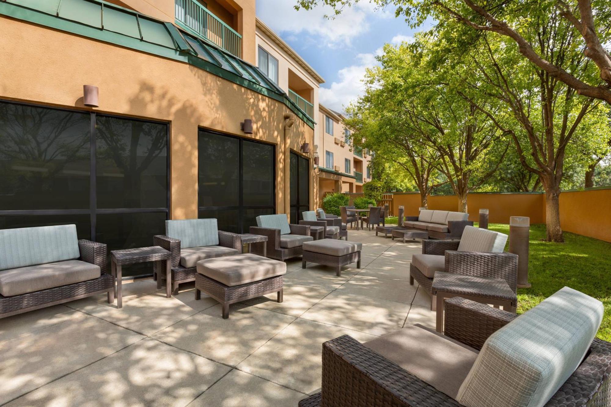 Courtyard Lubbock Hotel Exterior photo